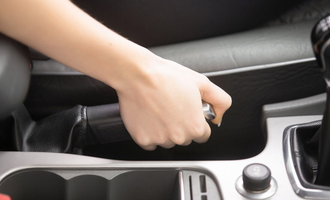 Conoce cuándo debes accionar el freno de mano. Foto: Freepik