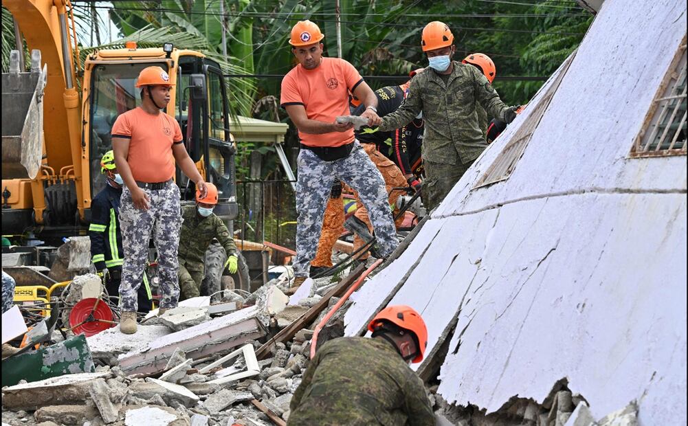 El número de muertos por un potente terremoto en el centro de Filipinas ascendió al menos a 69, el 1 de octubre, según informó un funcionario de desastres, con decenas de heridos colapsando los hospitales de la isla de Cebú. Foto: AFP