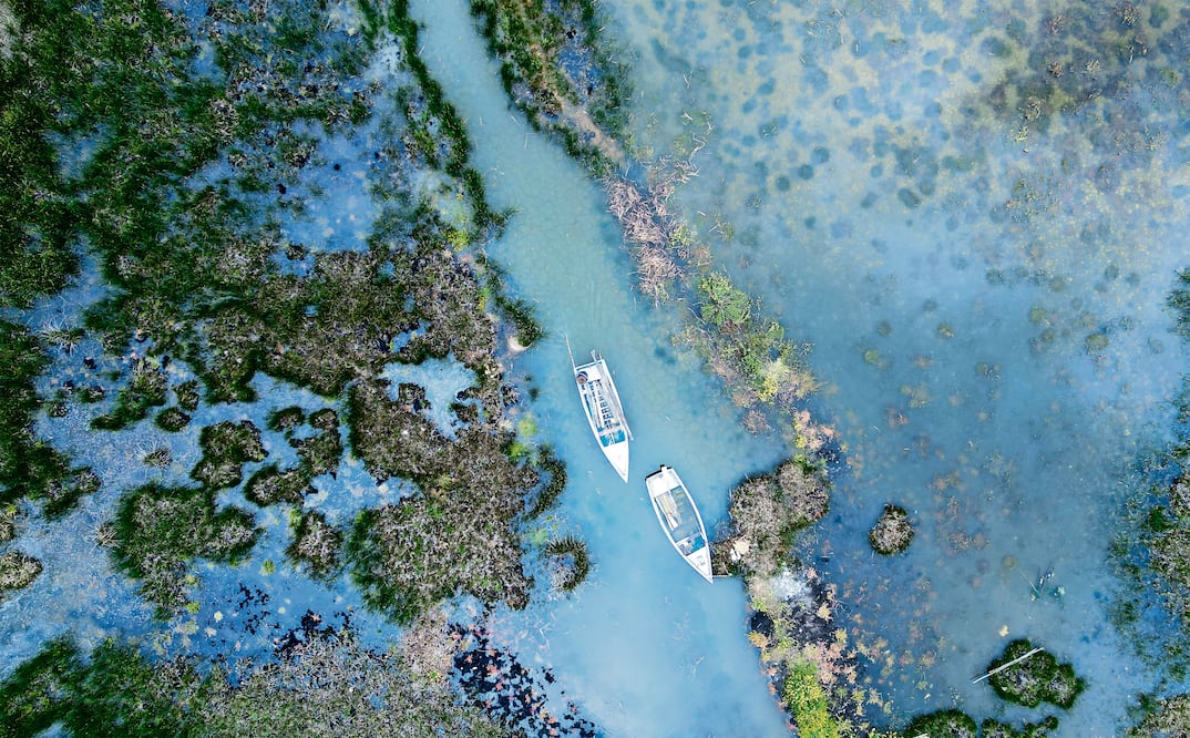 Barcos flotan a lo largo de las orillas inundadas del Lago Titicaca en la isla de Cojata, Bolivia, en marzo pasado.