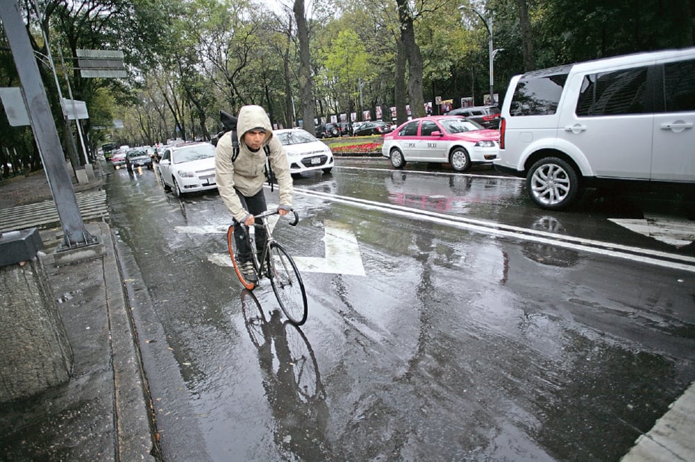 Entre los proyectos pendientes de la Sedema está la rehabilitación de la ciclovía de Paseo de la Reforma, que formará parte del plan integral de la nueva línea de Metrobús que correrá por esa vialidad (IVÁN STEPHENS. EL UNIVERSAL)