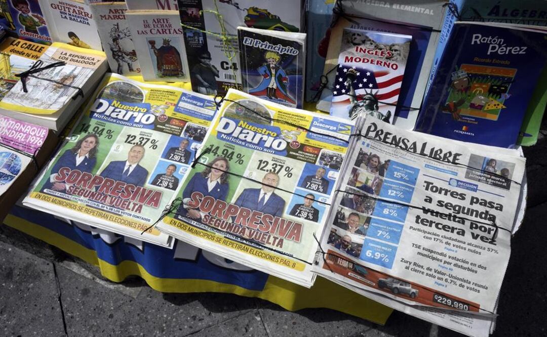 La prensa de Guatemala después de que los votantes enviaran a dos candidatos presidenciales de extremos opuestos del espectro político a una segunda vuelta. Foto: AP