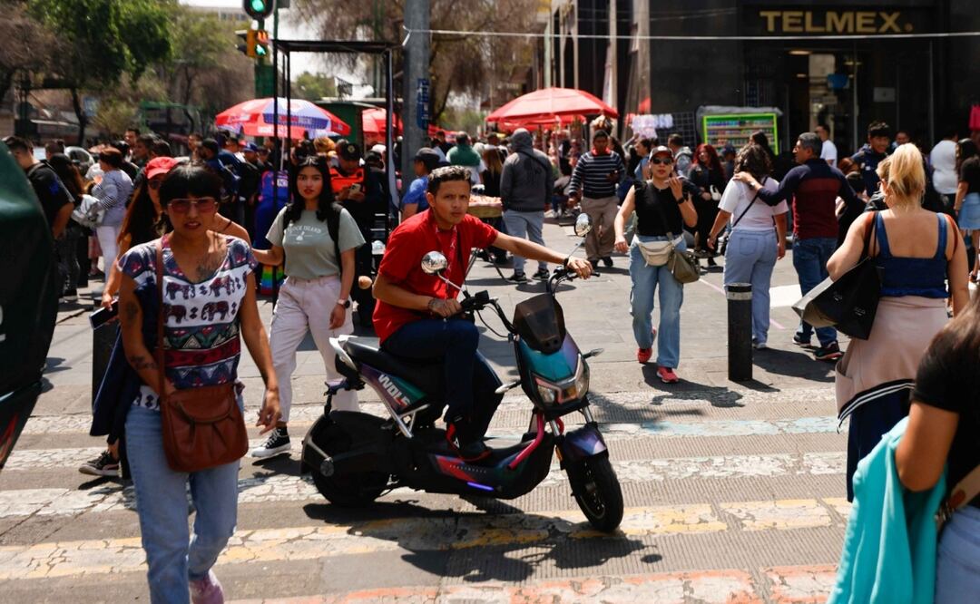 Vehículos eléctricos que circulan por el carril del trolebús. FOTO: DIEGO SIMÓN SÁNCHEZ