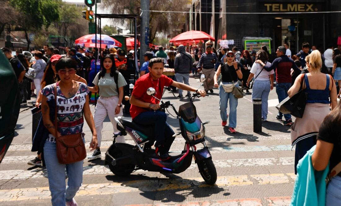 Vehículos eléctricos que circulan por el carril del trolebús. FOTO: DIEGO SIMÓN SÁNCHEZ