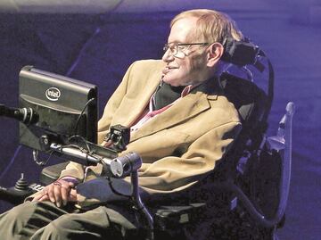 Trasladan a Stephen Hawking a hospital en Roma