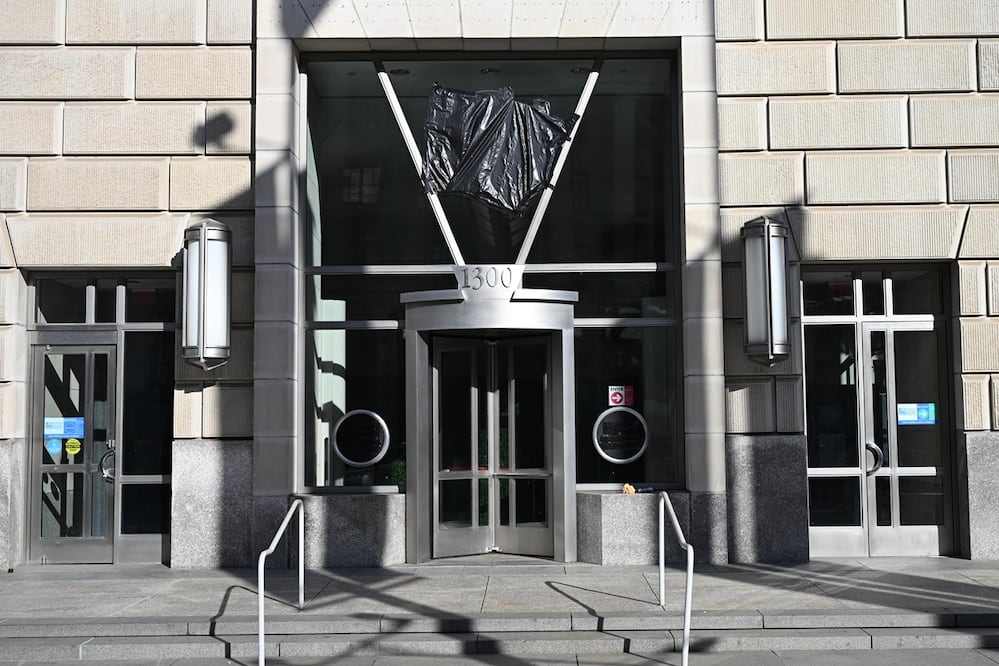 Plástico negro cubre el espacio donde se montaron las letras de USAID en el edificio de la sede de la Agencia de Estados Unidos para el Desarrollo Internacional (USAID) en Washington. Foto: EFE