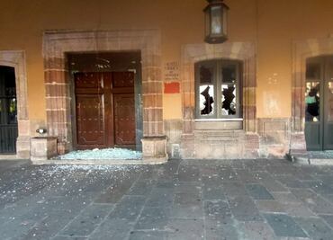 Normalistas vandalizan Palacio de Justicia en Morelia, Michoacán