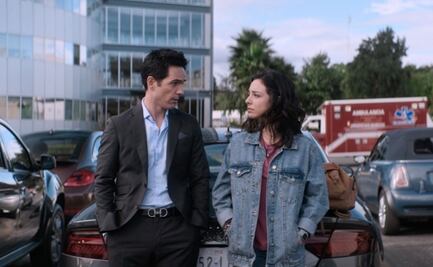 Mauricio Ochmann goza su paternidad en cine