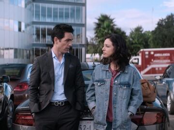 Mauricio Ochmann goza su paternidad en cine