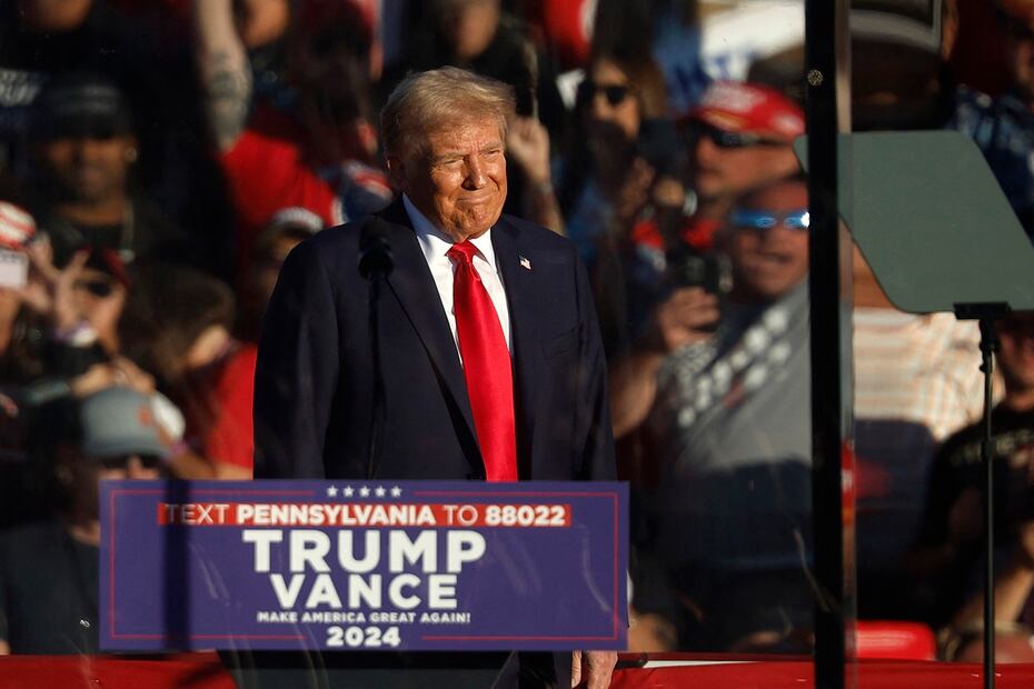 El candidato presidencial republicano, el exmandatario Donald Trump, sube al escenario durante un mitin de campaña en el recinto de Butler Farm Show el 5 de octubre de 2024 en Butler, Pennsylvania. Foto: AFP