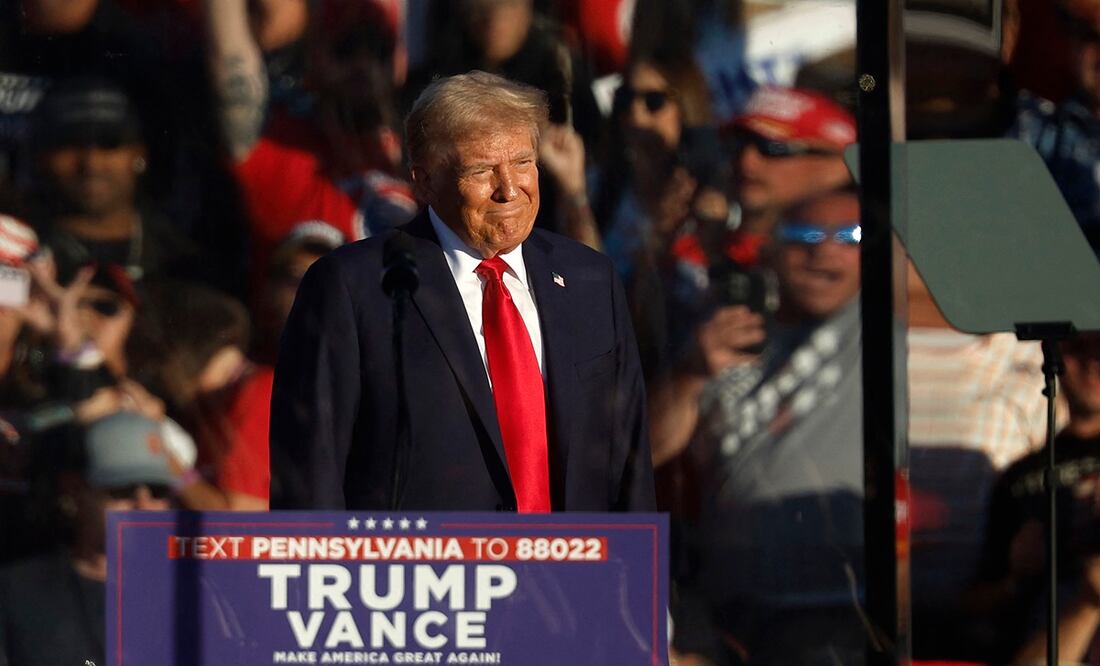El candidato presidencial republicano, el exmandatario Donald Trump, sube al escenario durante un mitin de campaña en el recinto de Butler Farm Show el 5 de octubre de 2024 en Butler, Pennsylvania. Foto: AFP