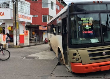 Cae camión en socavón en Tuxtepec