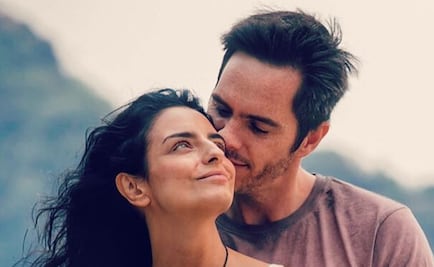Aislinn Derbez y Mauricio Ochmann posan con su bebé