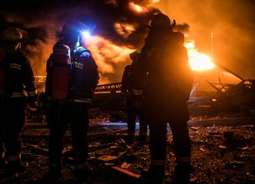 Aumentan a 44 las víctimas tras explosión en planta química de China