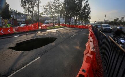 Socavón en calzada Ignacio Zaragoza; reducción de carriles genera afectaciones viales
