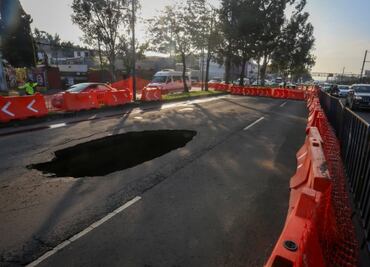 Socavón en calzada Ignacio Zaragoza; reducción de carriles genera afectaciones viales