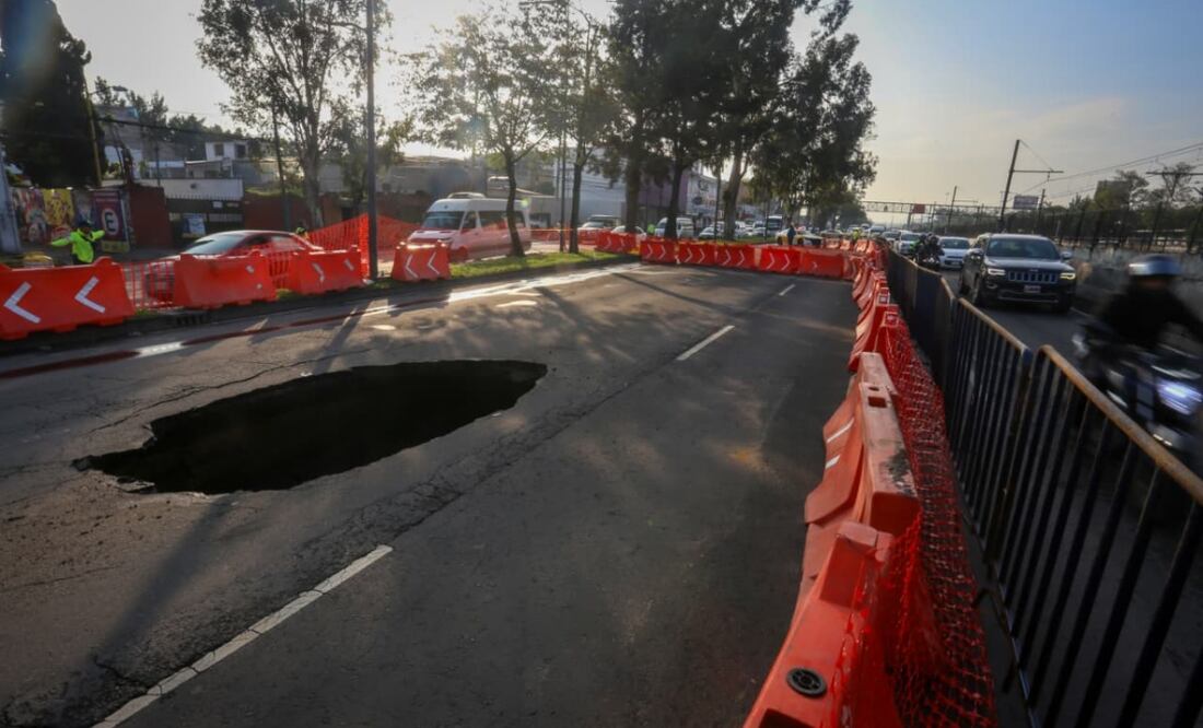 Socavón en calzada Ignacio Zaragoza; reducción de carriles genera afectaciones viales. Foto: Luis Camacho