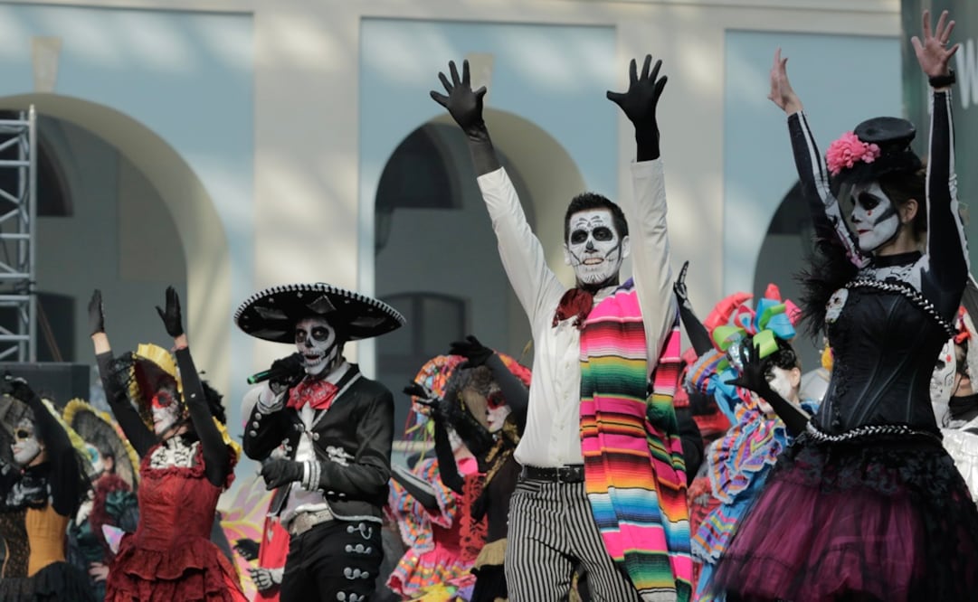Desfile del Día de Muertos en el pabellón de México en Moscú. Foto: Luis Cortés/EL UNIVERSAL