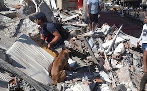 Personas caminan sobre los escombros de un edificio colapsado este lunes, en Cali (Colombia). Al menos 20 edificios sufrieron graves daños por consecuencia del terremoto de magnitud 7,4 que sacudió la mayor parte del país, con epicentro en la zona del Pacífico. Foto: EFE