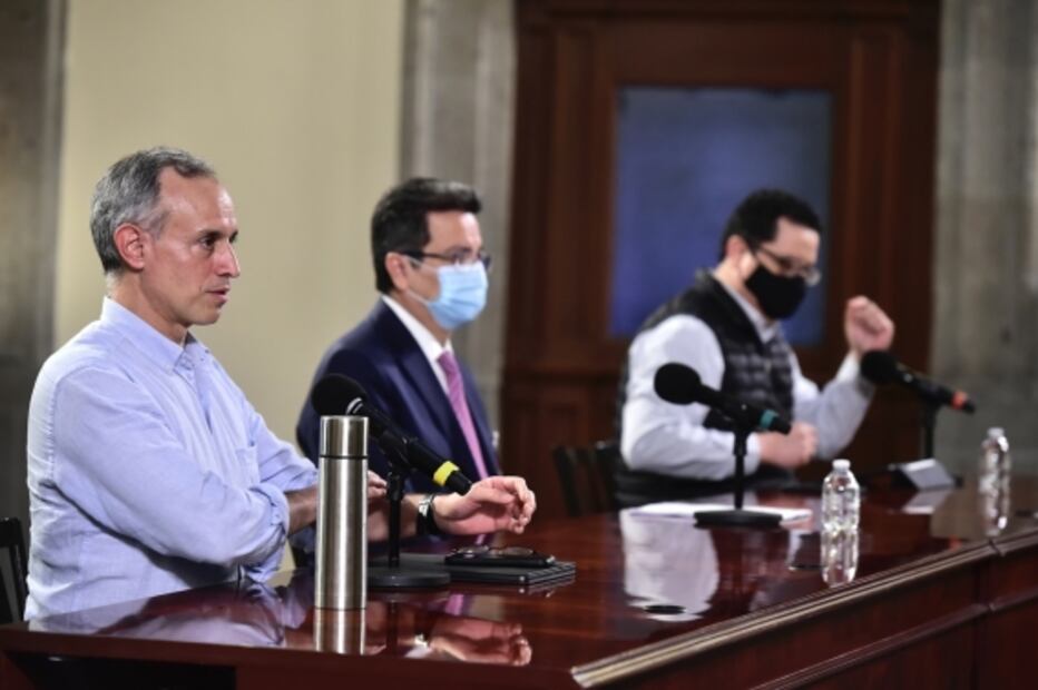 Uno no usa cubrebocas y otro quiere ponérselo a los reporteros