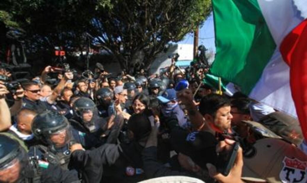 Escala rechazo en Tijuana contra presencia de migrantes; se movilizan 400 personas