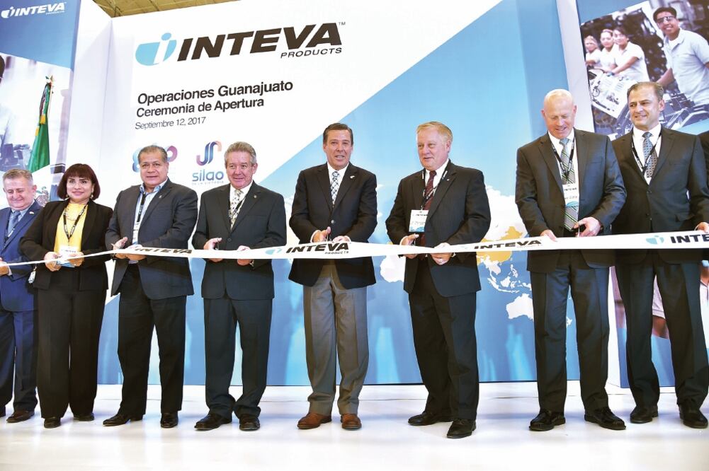 El gobernador Miguel Márquez y directivos de INTEVA cortaron el listón de la planta. La empresa reconoció el apoyo del estado para consolidar su inversión (ESPECIAL)