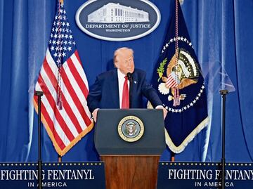 Juez frena deportaciones bajo Ley de Enemigos Extranjeros invocada por Trump; impide expulsar a migrantes