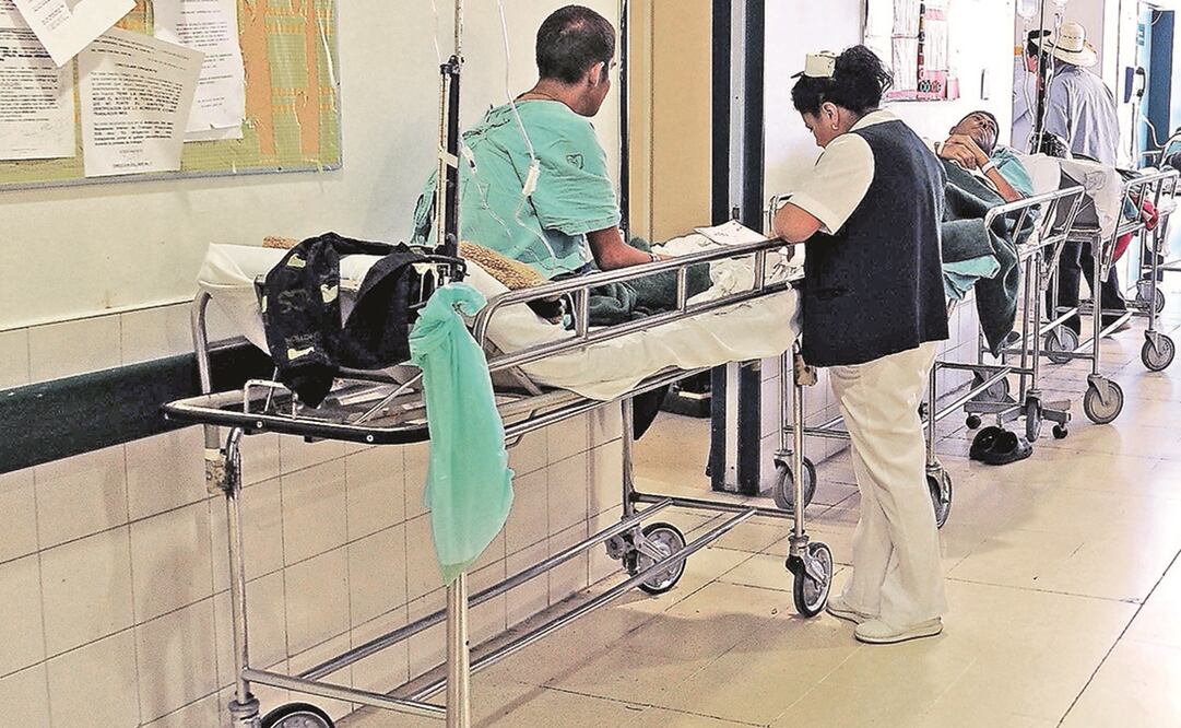 Las batas para pacientes, las sábanas, colchas, cobertores, fundas y toallas del IMSS están mal lavadas y contaminadas. Foto: ARCHIVO EL UNIVERSAL