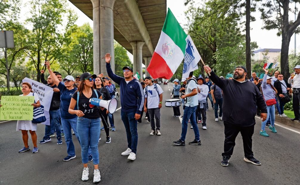 Molestos por el inicio del proceso electivo del 1 de junio de 2025, los manifestantes bloquearon carriles centrales de Periférico Sur. Foto: Especial