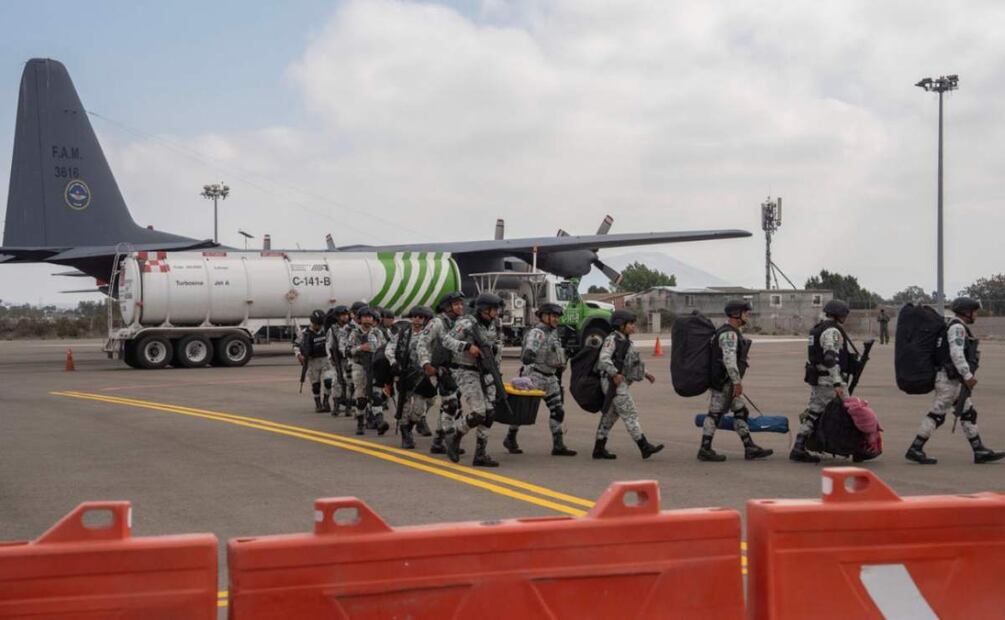 Los elementos de seguridad llegaron en dos aeronaves de la Fuerza Aérea Mexicana a la Base Aérea Militar 12 en Tijuana, Baja California (4/02/2025). Foto: Aimee Melo / EL UNIVERSAL
