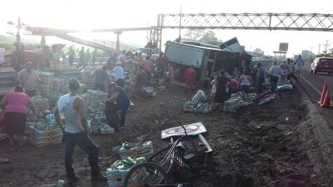 Tráiler vuelca y pobladores roban la carga en Tabasco; la venden por Facebook