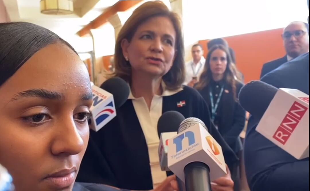 Raquel Peña, vicepresidenta de República Dominicana, al salir de una reunión con el presidente del Banco Interamericano del Desarrollo, afirmó que en República Dominicana “nosotros estamos en paz y tranquilidad”. Foto: Leonor Flores / EL UNIVERSAL