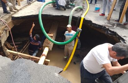 Autoridades trabajan en reparación de socavón de Tlalpan; se generó por ruptura de drenaje