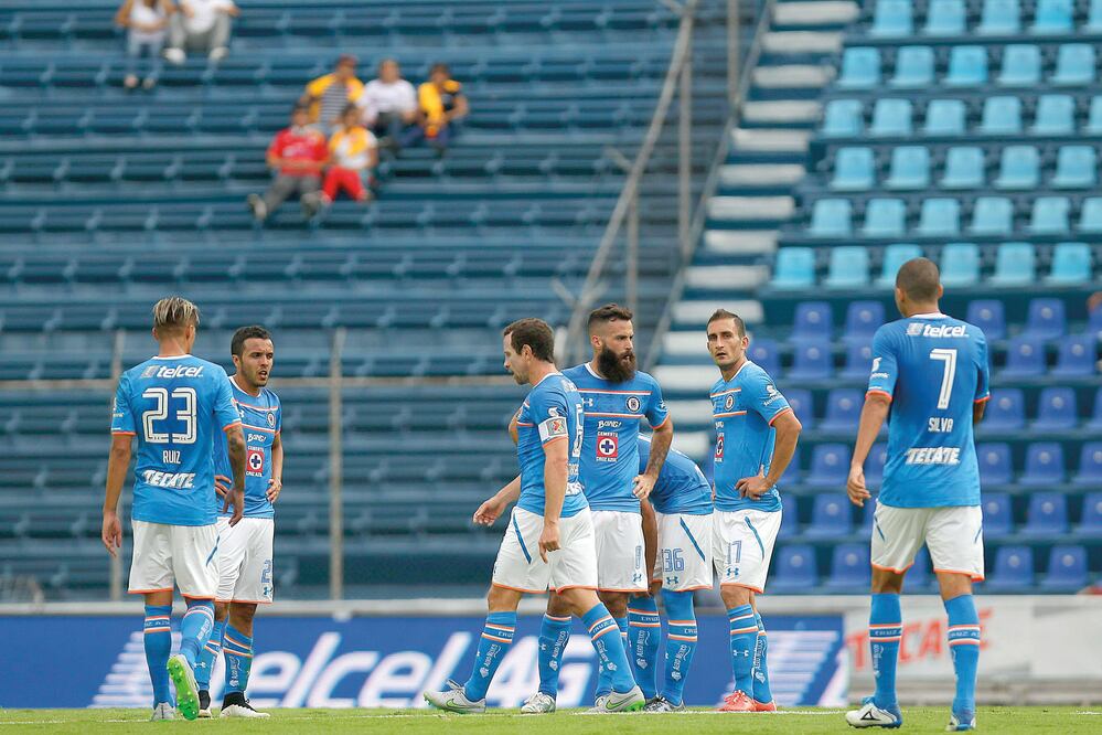 Gerardo Torrado y Marc Crosas no pudieron controlar el medio campo de Monarcas y Cruz Azul sucumbió en casa. (ALEJANDRO ACOSTA. EL UNIVERSAL)