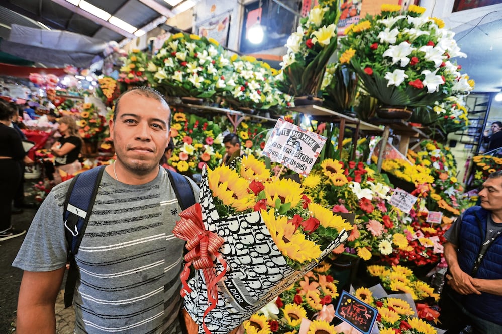 Manuel Garza viajó de Hidalgo al mercado para adquirir un ramo de girasoles y rosas para su mamá. Foto: de Gabriel Pano. El Universal