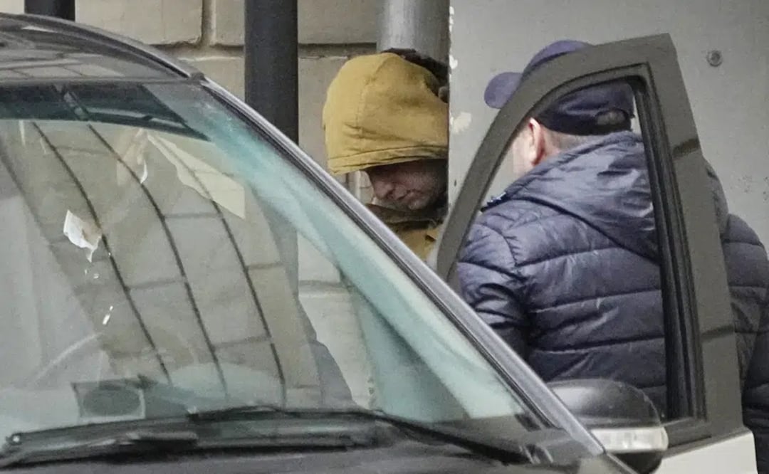 El reportero de The Wall Street Journal, Evan Gershkovich, es trasladado por agentes, desde un tribunal a un autobús en Moscú, Rusia. Foto: AP