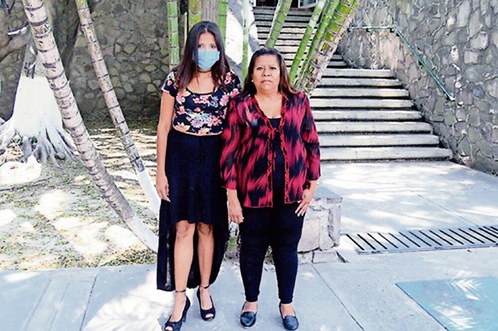 María de Jesús y su mamá Susana, quien le donó un riñón. La segunda vez que la joven tuvo que ser operada fue hace un año: su hermano le dio su órgano. Como los hijos comparten un mal congénito, el papá le dio al joven su riñón (IMSS)