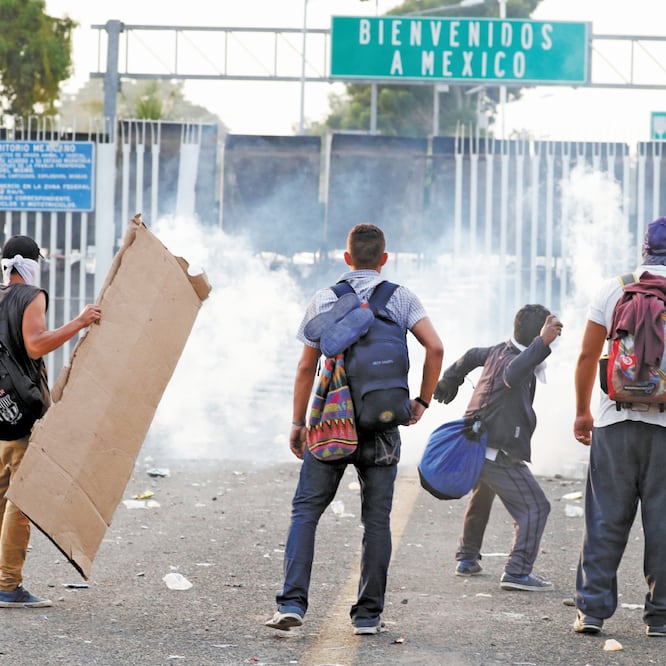 Integrantes de la Caravana Migrante lanzaron piedras, palos y hasta bombas molotov a policías mexicanos después de que éstos les impidieron ingresar al país. FOTOS: MARÍA DE JESÚS PETERS Y REUTERS