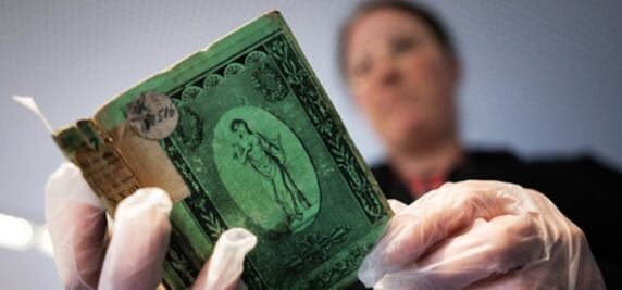 La razón por la que la Biblioteca Nacional de Francia puso en cuarentena a algunos de sus libros