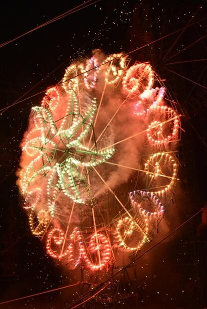 Coheteros alistan homenaje a médicos con pirotecnia y proyección láser