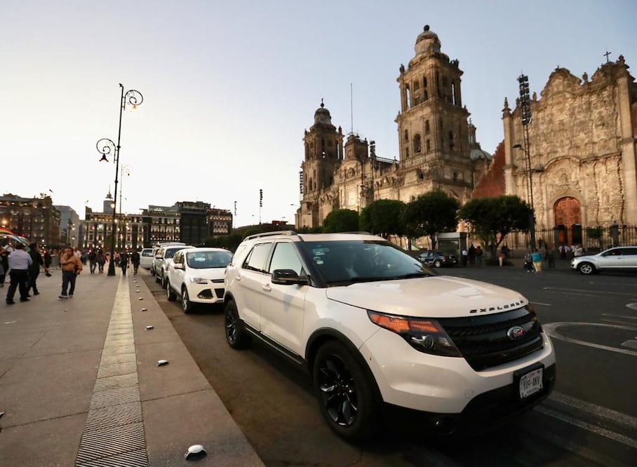 Las camionetas y autos de lujo se encontraban estacionadas frente a la Catedral Metropolitana. Foto: Ariel Ojeda / EL UNIVERSAL