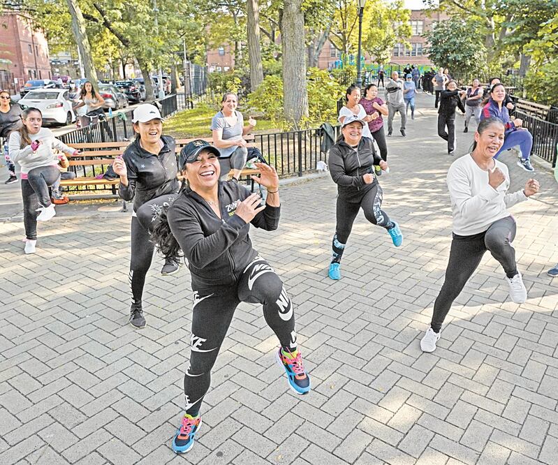 Yeni Salazar (al frente) dirigió una clase de Zumba en un parque en Queens, Nueva York, tras el cierre por Covid del gimnasio donde laboraba. Foto: MARK LENNIHAN. AP