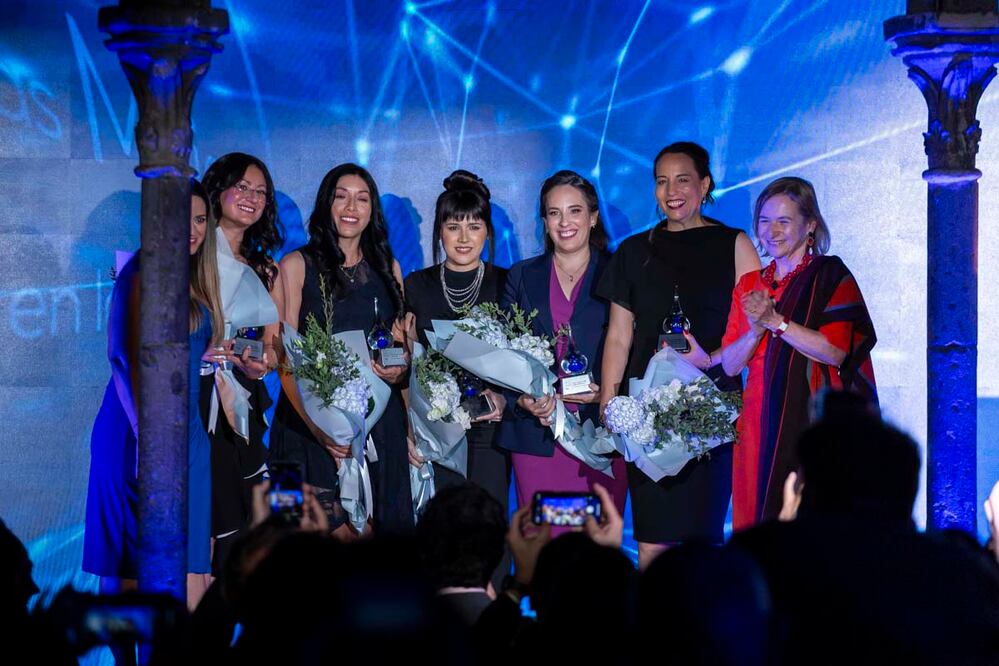 Araceli Becerril, Saraí Hernández, Brenda Anabel López, Reyna Berenice González, Laura Gómez, Karla Ximena Vargas y la Embajadora de Francia en México Delphine Borione. Foto: Esteban Torreblanca. Foto: Esteban Torreblanca/El Universal