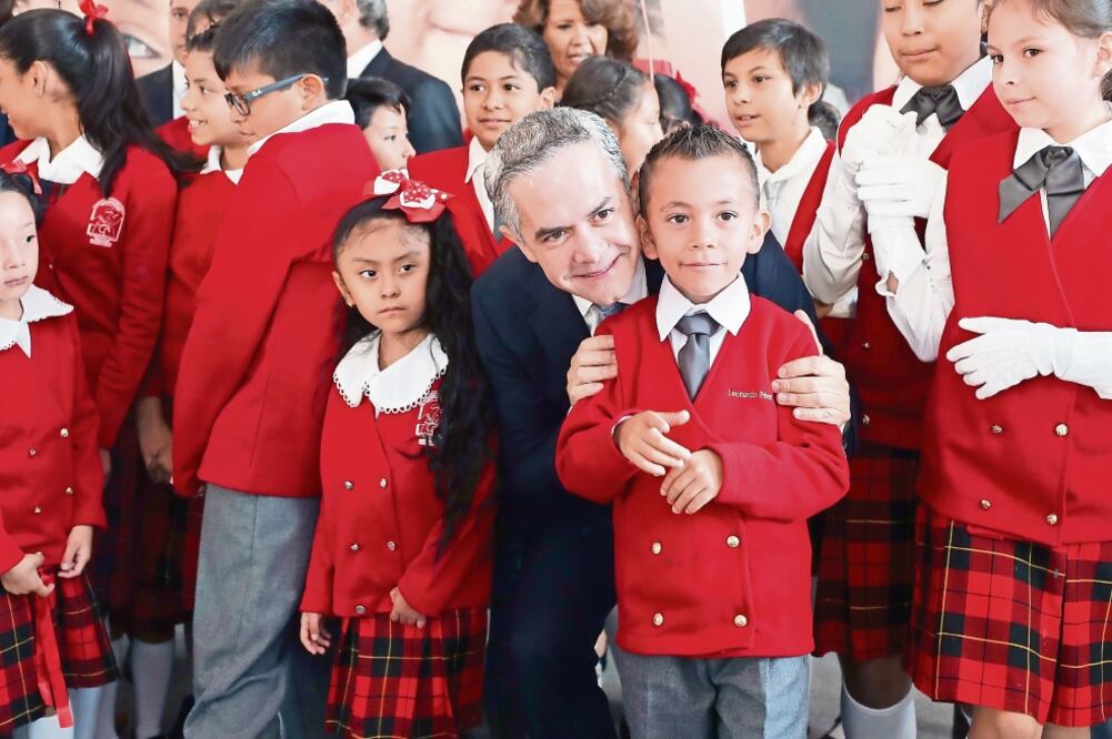 El jefe de Gobierno de la Ciudad de México, Miguel Ángel Mancera, encabezó el banderazo del inicio del ciclo escolar 2018-2019 acompañado de los alumnos de la primaria Valentín Zamora Orozco, en la colonia Roma, delegación Cuauhtémoc (IRVIN OLIVARES)