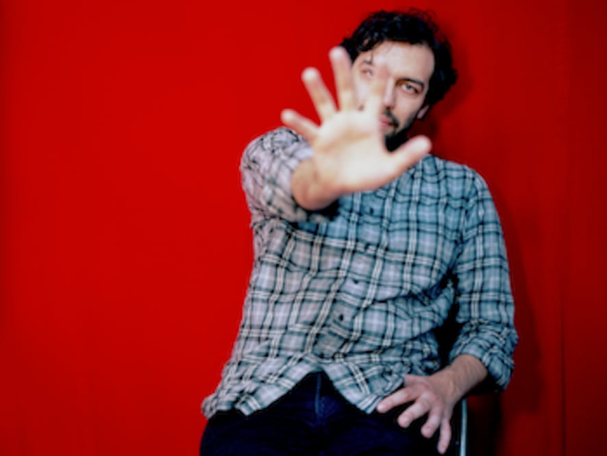 El autor venezolano Adalber Salas Hernández, reconocido por su obra poética y ensayística, propone en Crania una meditación sobre el cuerpo, el lenguaje y la historia. Crédito: Violette-Bule_