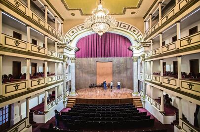 Embellecen teatro para centenario de la Carta Magna