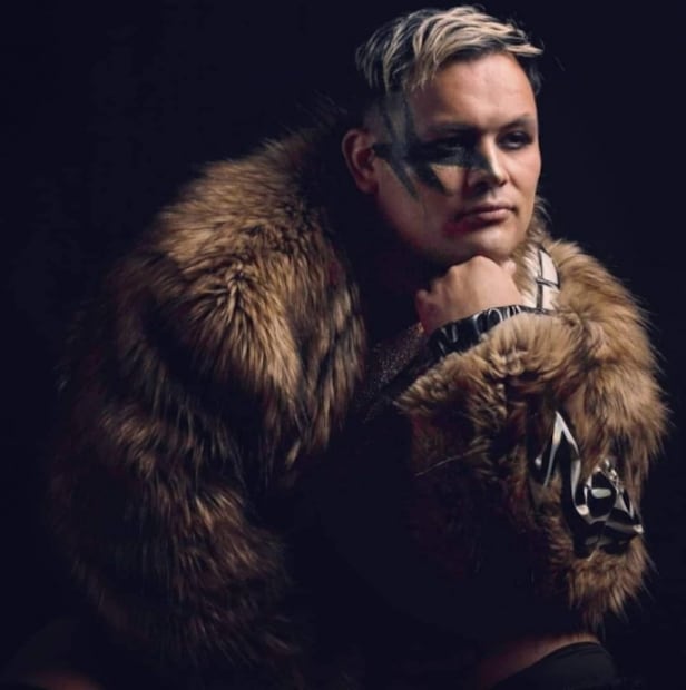 El Demasiado ondea fuerte la bandera arcoíris en el ring