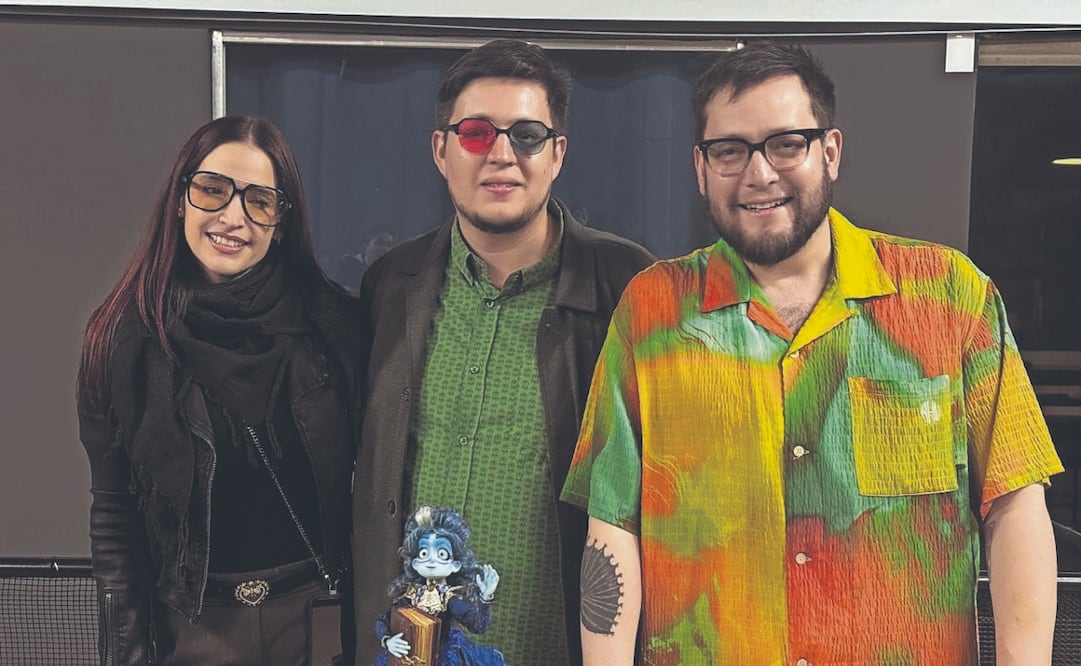 Mireya Mendoza, voz de Frankelda y quien también funge como productora, su novio Roy y su cuñado Arturo, directores y guionistas del filme. FOTOS: CÉSAR GONZÁLEZ. EL UNIVERSAL Y CINEMA FANTASMA