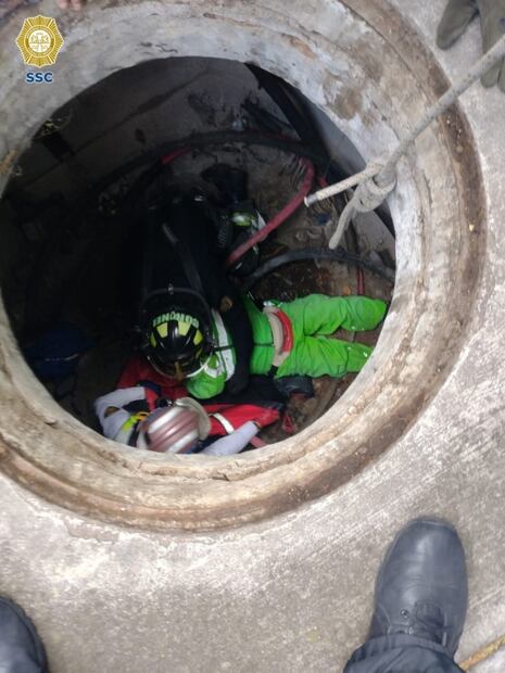 Rescatan a trabajadora de limpia tras caer en registro de CFE en la GAM