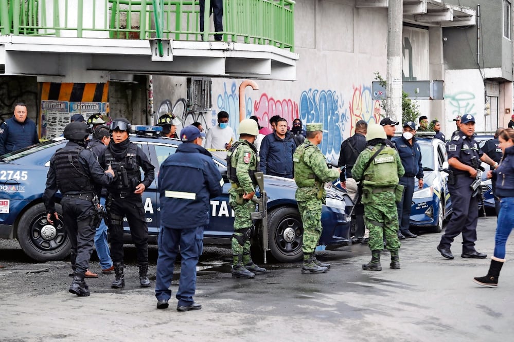 El cuerpo desmembrado de un hombre fue esparcido en tres puntos del puente peatonal que conecta Paseo Tollocan con la UAEMéx. Foto: Jorge Alvarado / EL UNIVERSAL