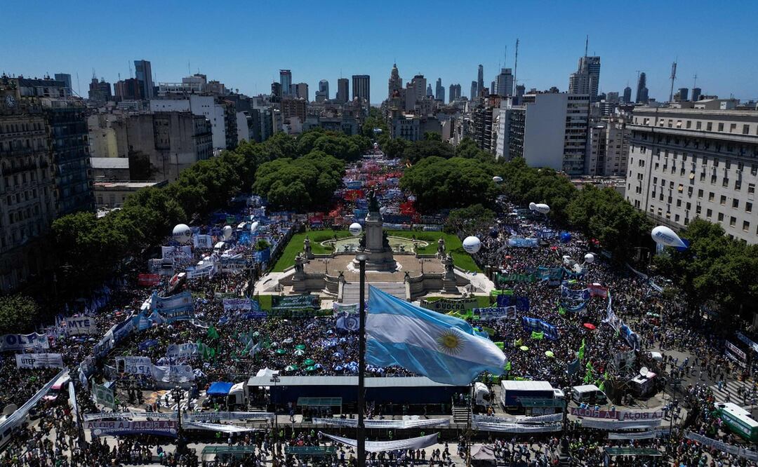 La CGT, otros sindicatos, partidos políticos peronistas y de izquierdas, asociaciones civiles, organizaciones de derechos humanos o representantes del mundo de la cultura de Argentina marchan por las calles del centro de Buenos Aires. Foto: AFP